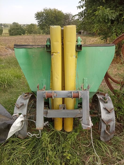 трактор Shibaura P17f в робочому стані з додатковим обладнанн