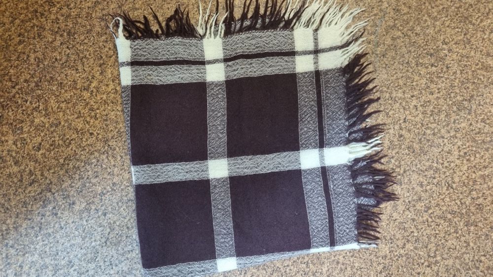 Wełniana apaszka w brązową kratę.