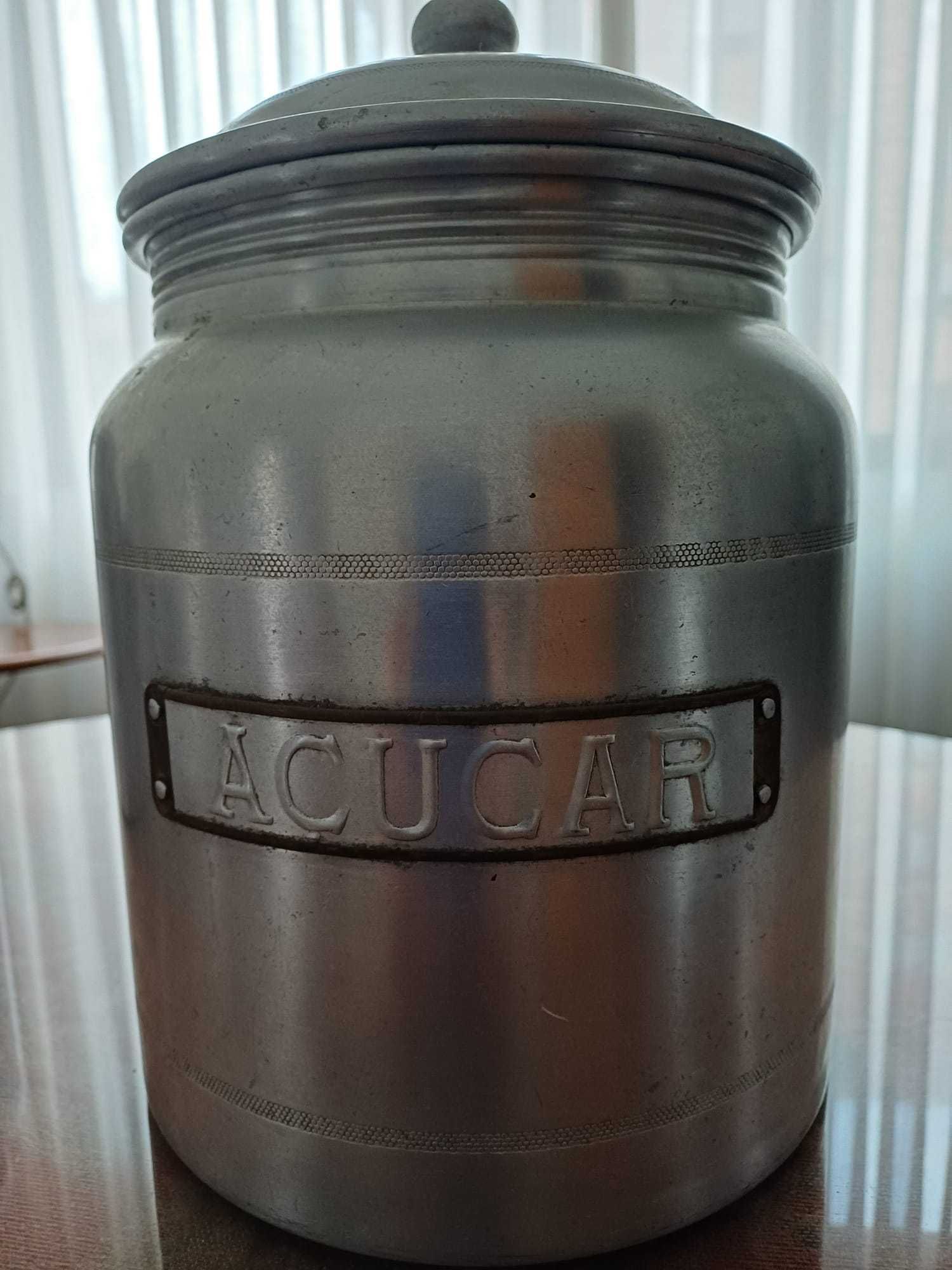 Latas para alimentos muito antigas