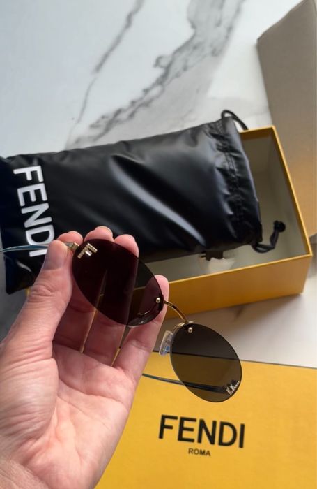 В наяності окуляри Fendi