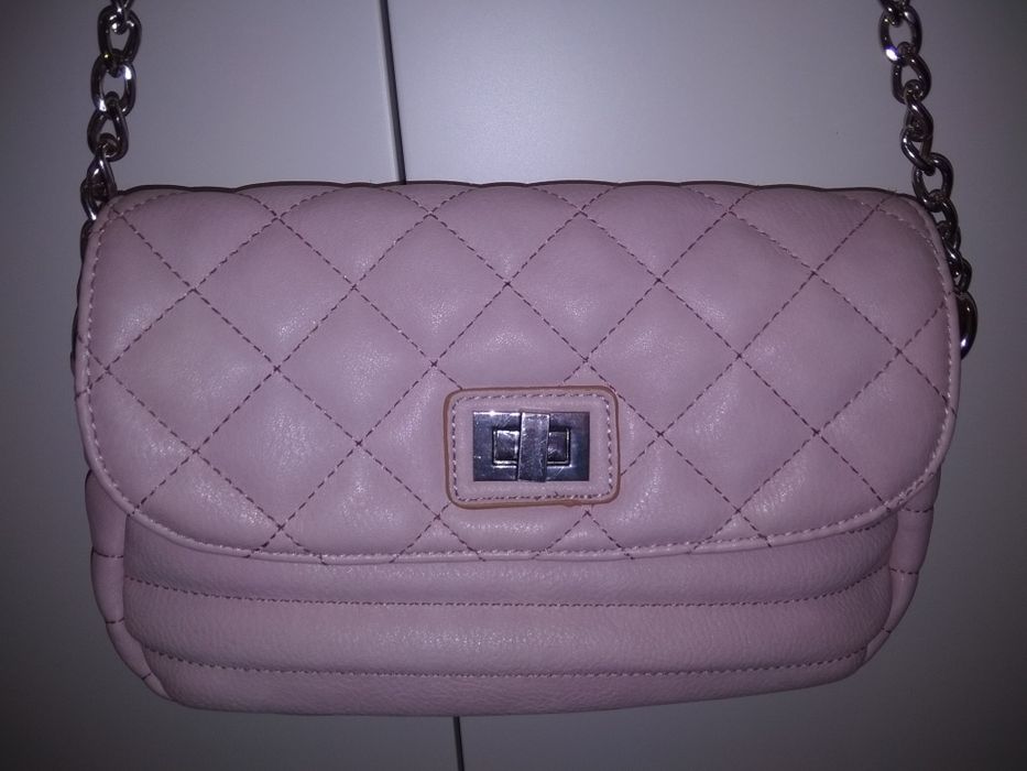 Mala tiracolo cor de rosa com corrente prateada.Bolso exterior.