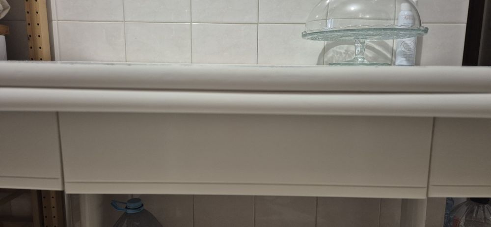 Mesa de jantar e cadeiras