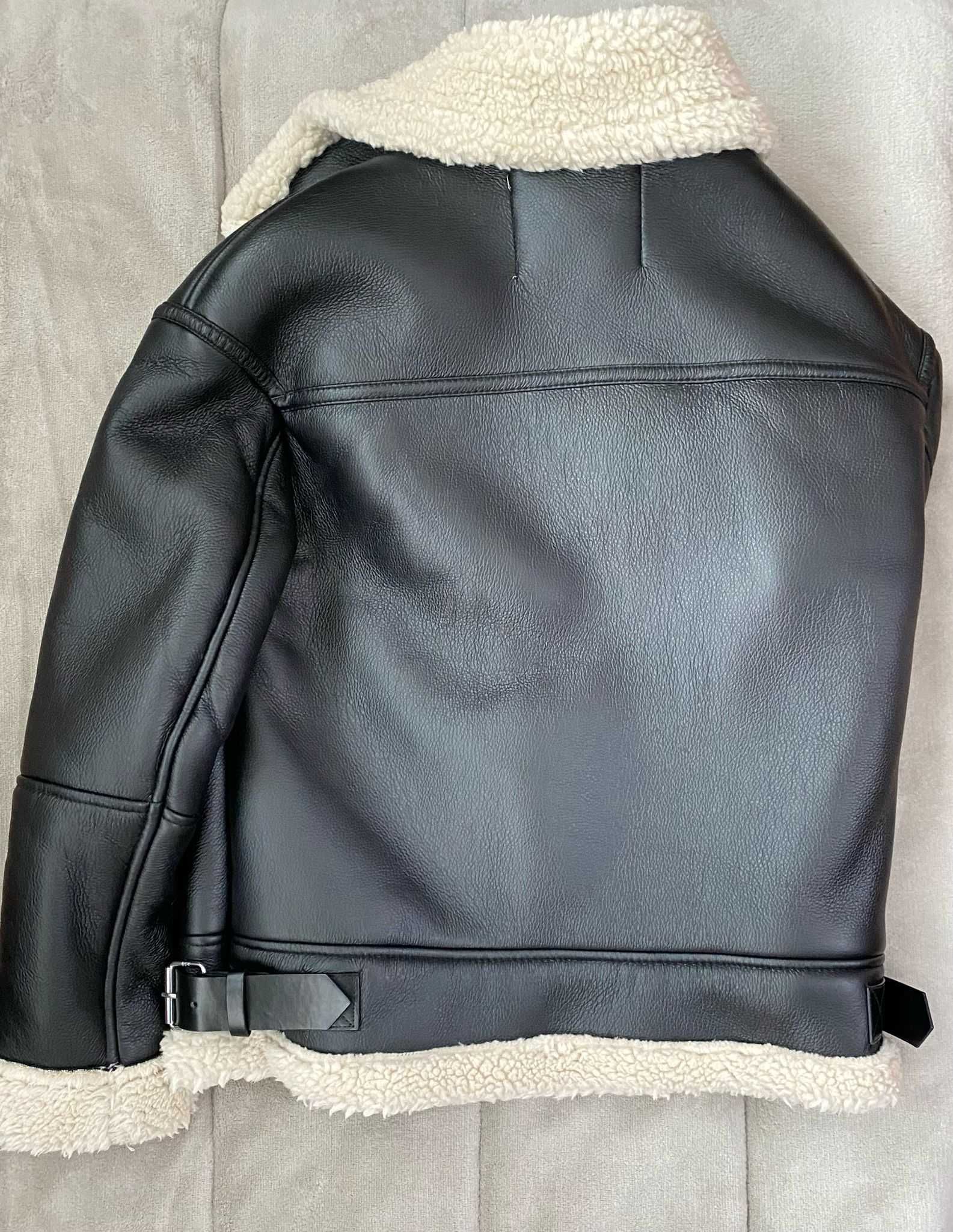 Blusão biker preto, cardado a pelo, da Bershka