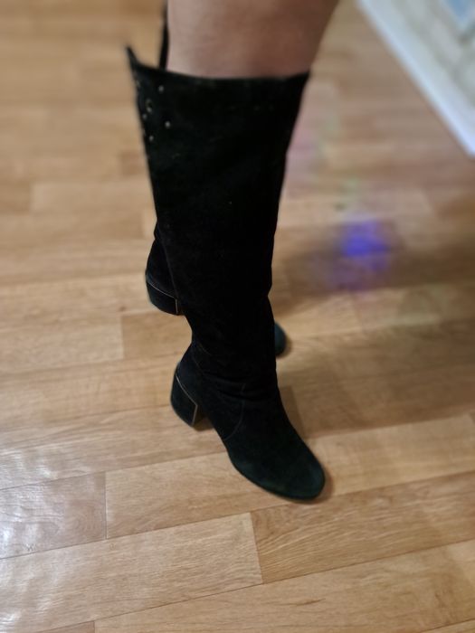 Гарні замшеві зимні чобітки