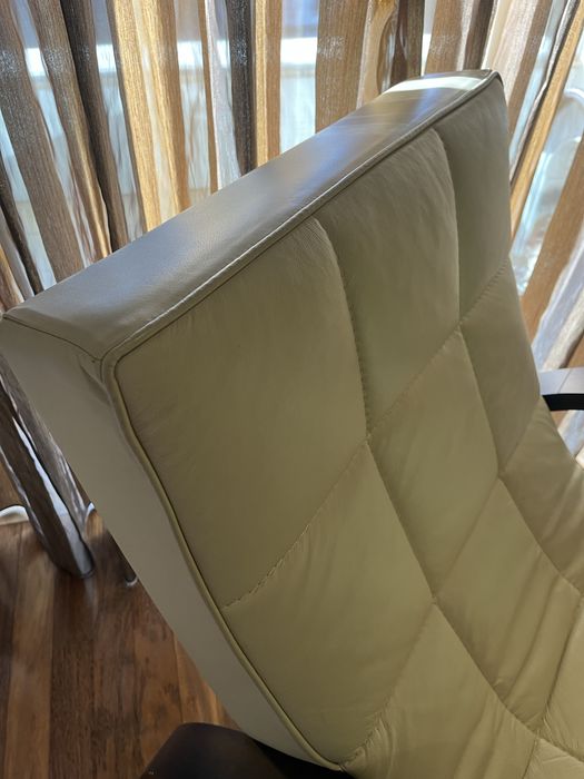 Poltrona em prele bege