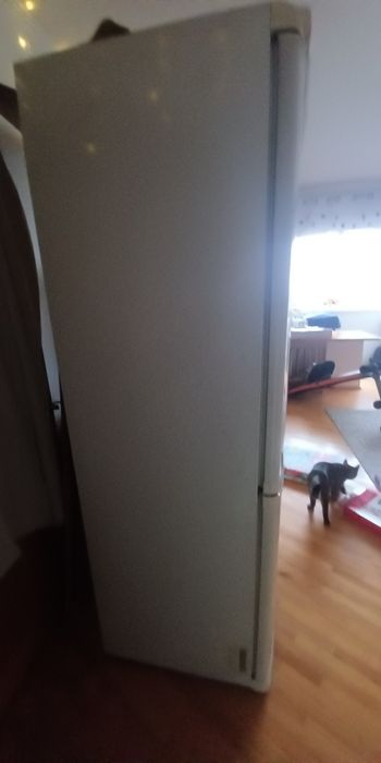 Холодильник Б/у іноді на 2 години може не морозити