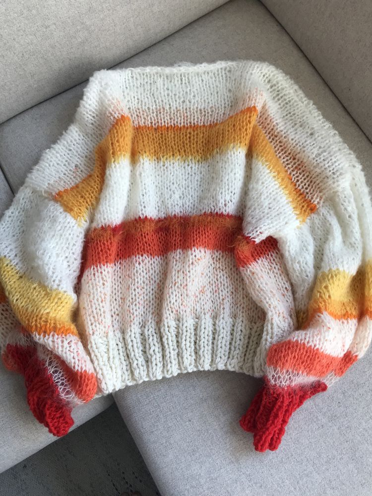 Lekki puszysty sweter w paski zrobiony na drutach