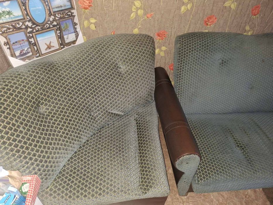 Віддам безкоштовно великий кутовий диван.