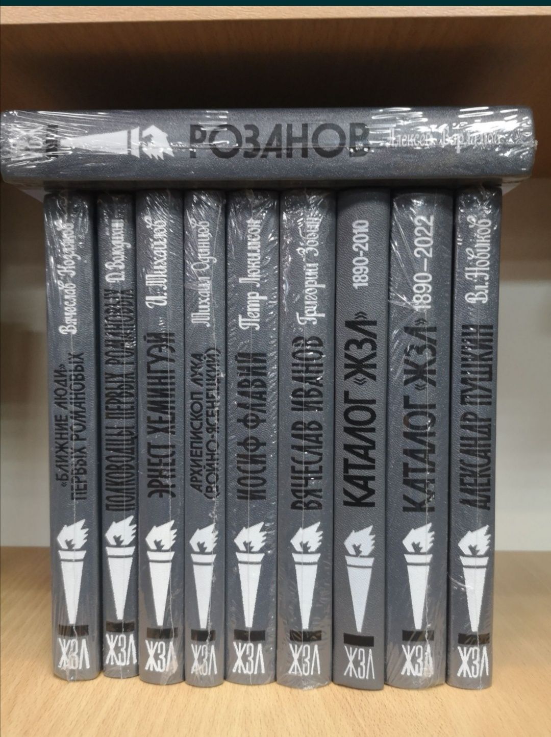 серия "Жизнь замечательных людей" (ЖЗЛ), 130 книг, изданы в XXI веке