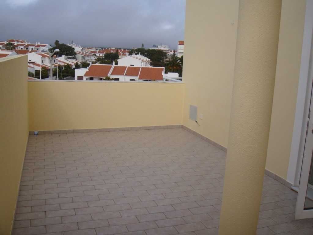 T1 - 4 /5 pessoas Altura churrasqueira, terraço,100 metros da praia .