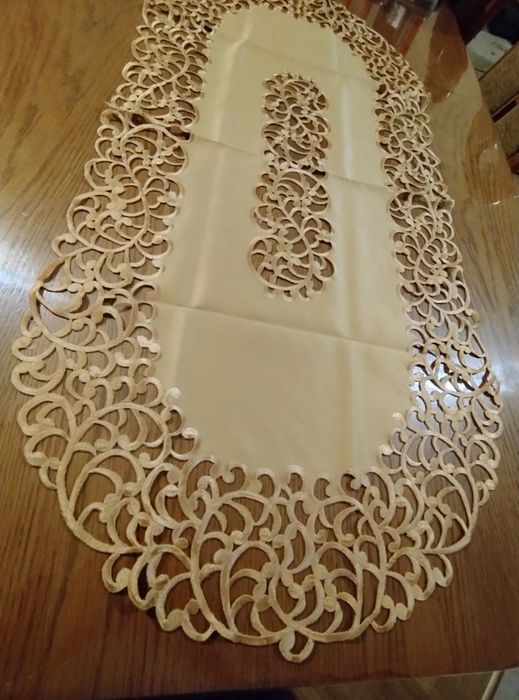 Bieżnik obrus haftowany na stół