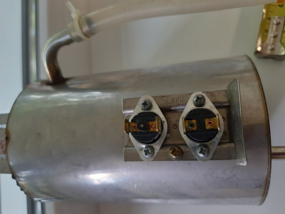 Баки гарячої та холодної води для кулера.