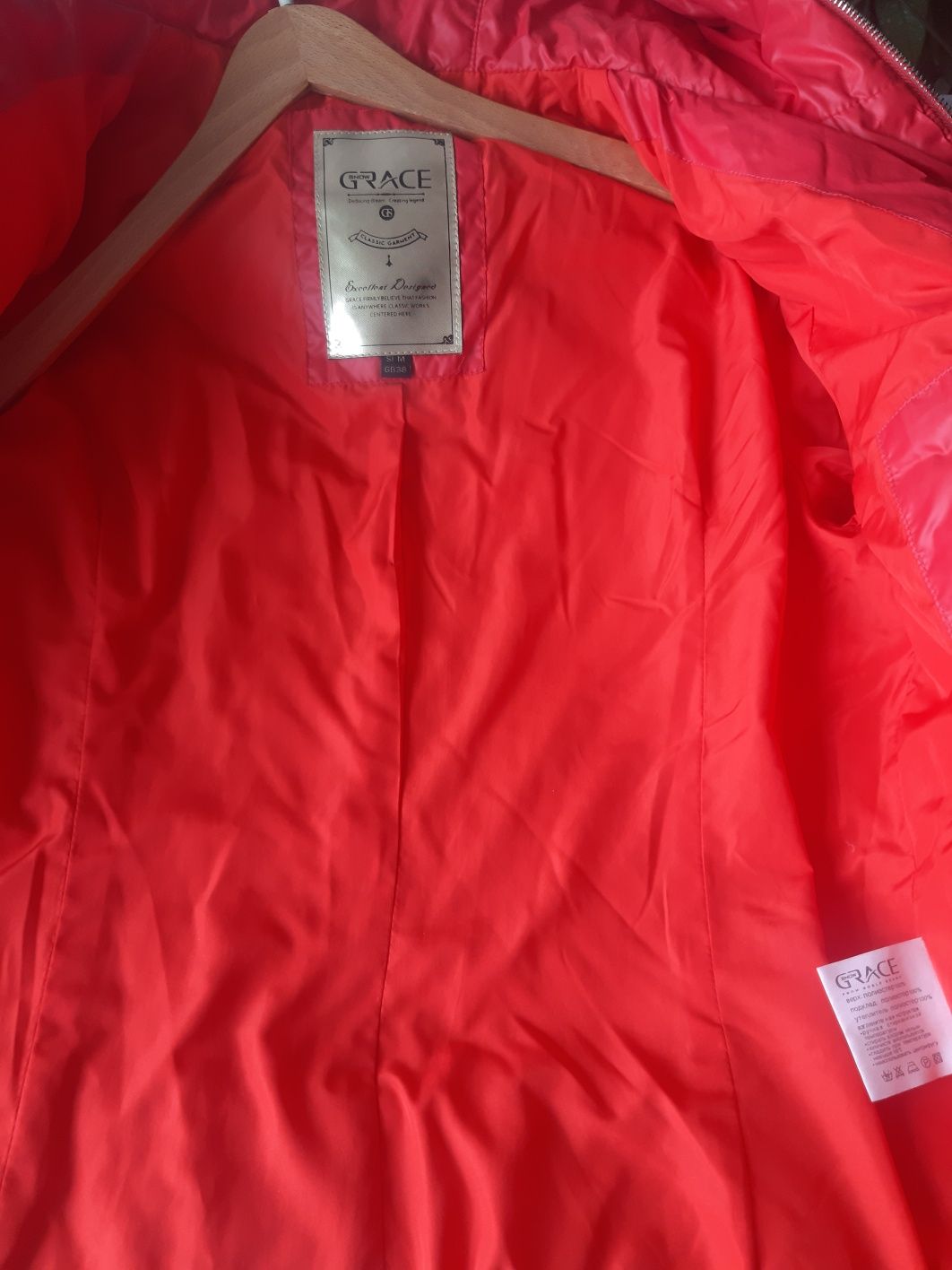 Куртка демісезонна,р.38(S-М),соковитого коралового кольору,з капюшоно