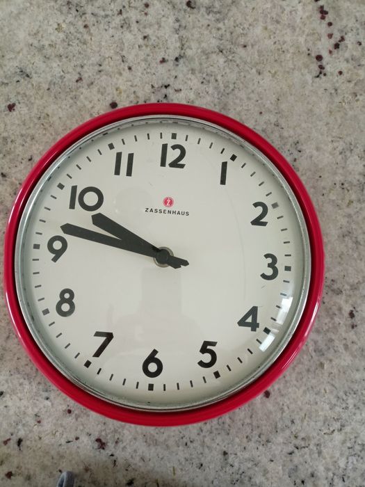 Zegar retro ścienny czerwony zassenhaus