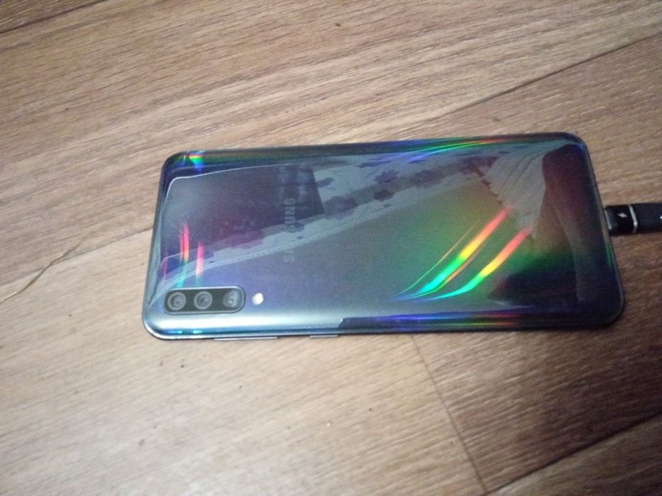 Продам Samsung a50 6/128 в хорошем состоянии