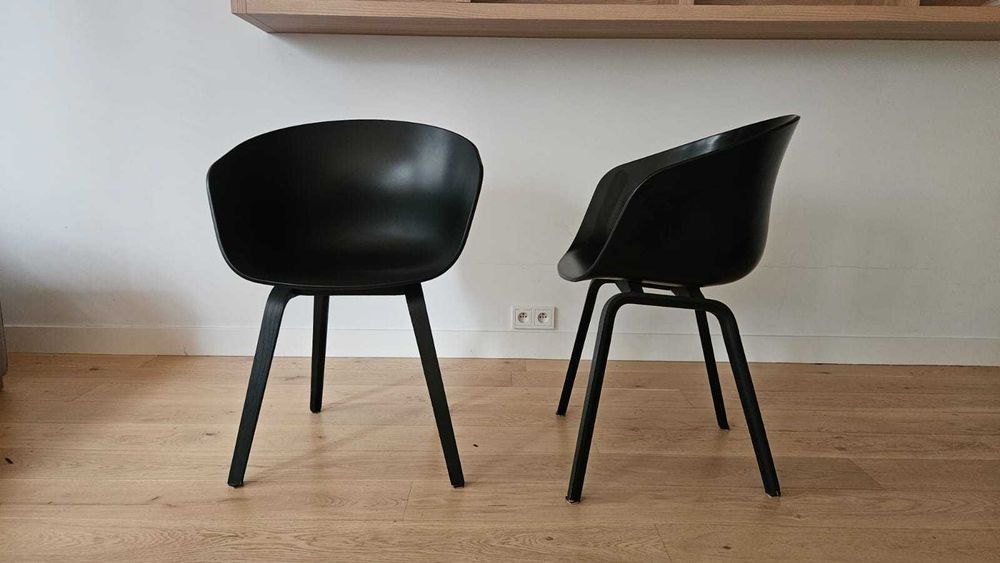 Krzesło kubelkowe czarne, nogi drewniane 3 szt. kpl.