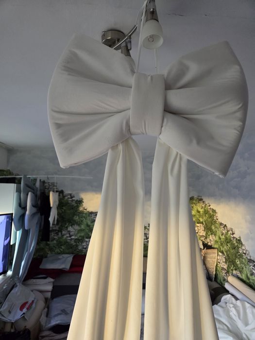 Aksamitna biała kokarda