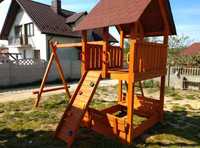 Drewniany domek dla dzieci, plac zabaw, huśtawka, wspinaczka.