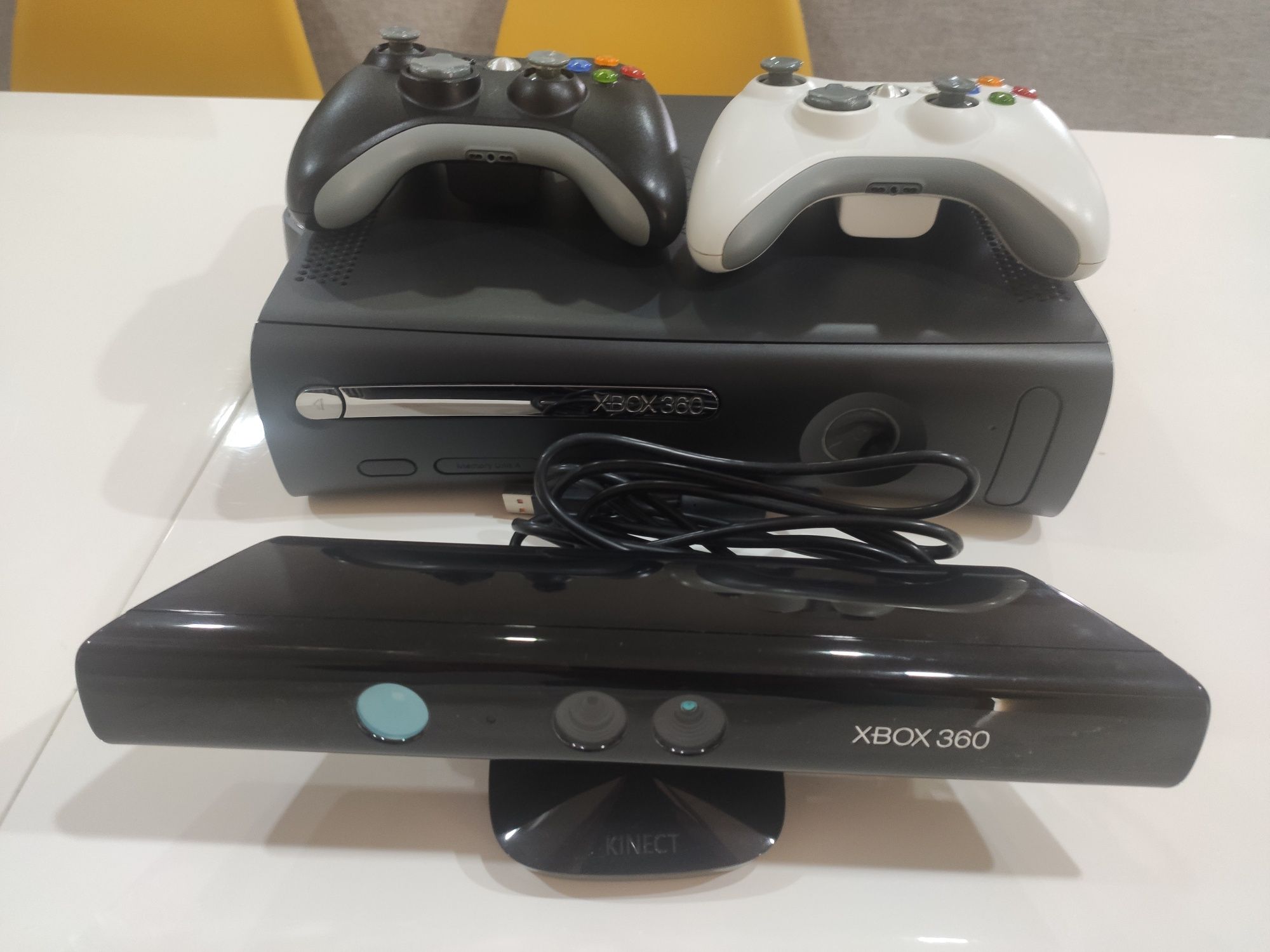 Xbox 360 + Kinect + 2 comandos + Jogos