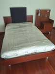 Cama de solteiro com estrado articulado.
