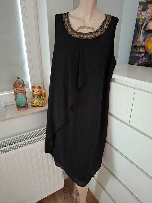 czarna złota sukienka wieczorowa koktajlowa na wesele dekolt biżuteria