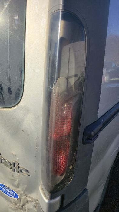 Trafic vivaro lampa tyl prawa