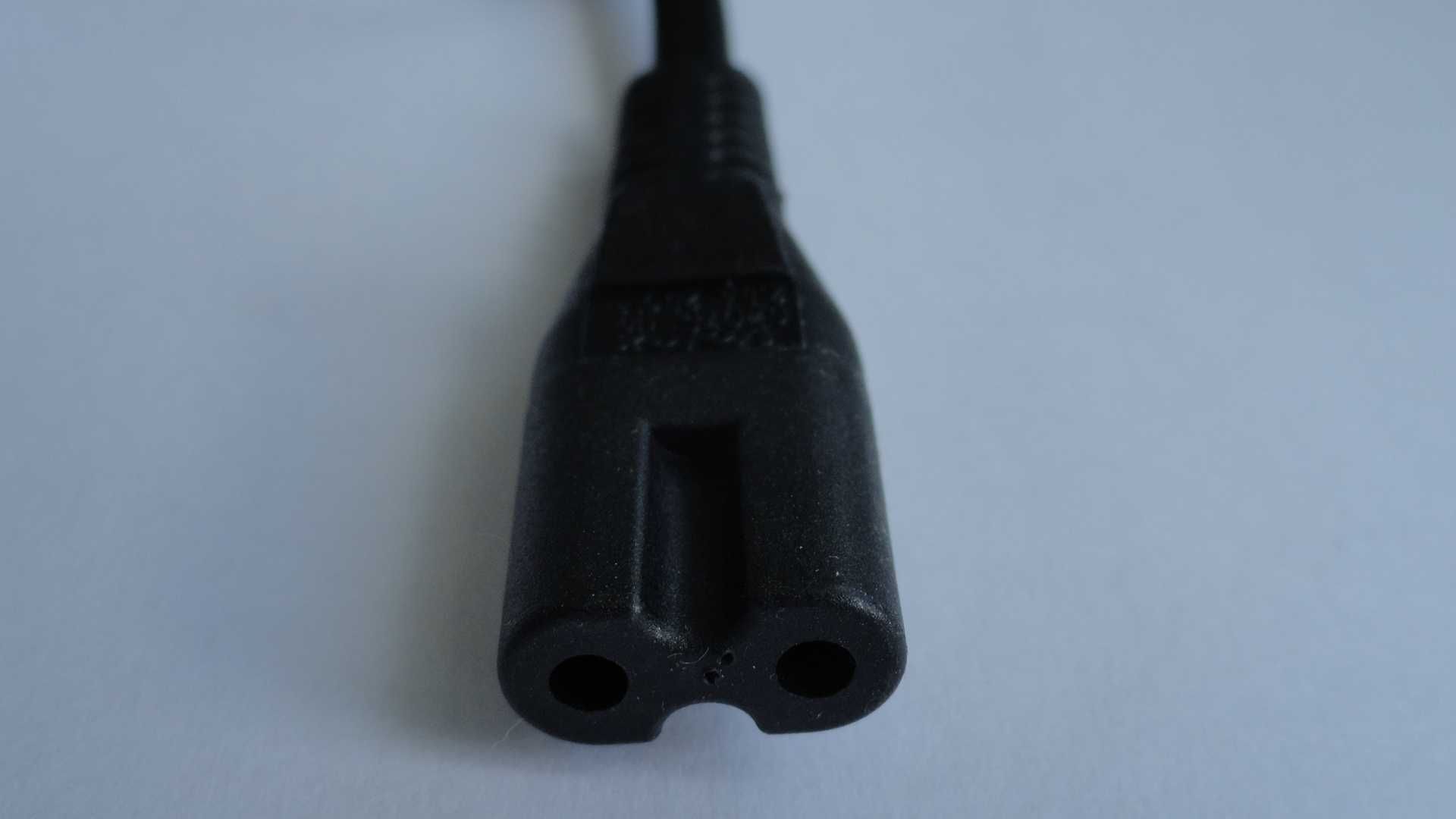 Kabel zasilający: ósemka (C7) z angielską wtyczką - 2,5 A - nowy.