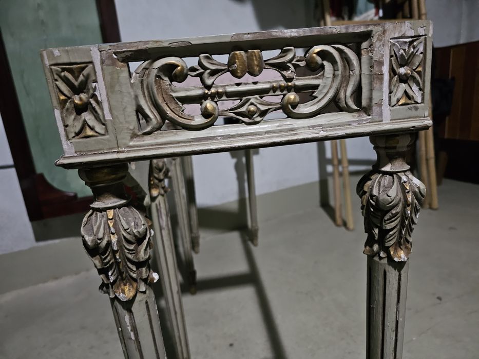 Consola antiga em madeira com pernas trabalhadas sem tampo