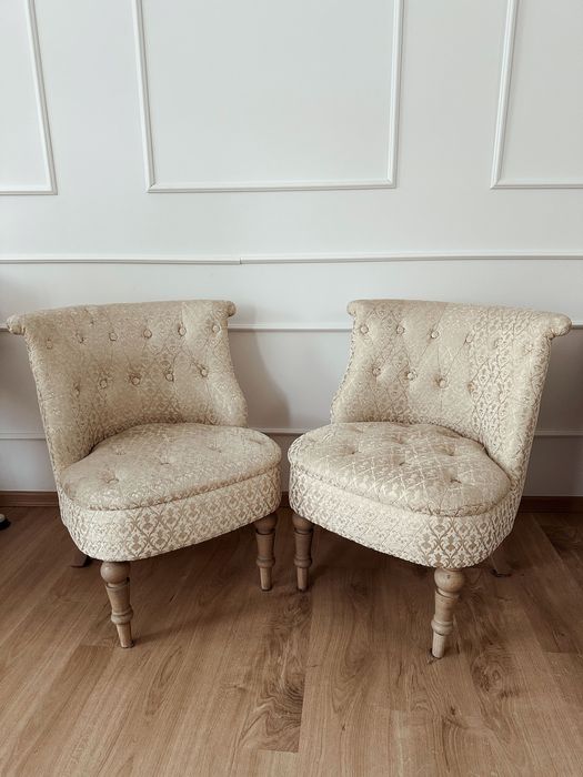 Przepiękne fotele na drewnianych nogach