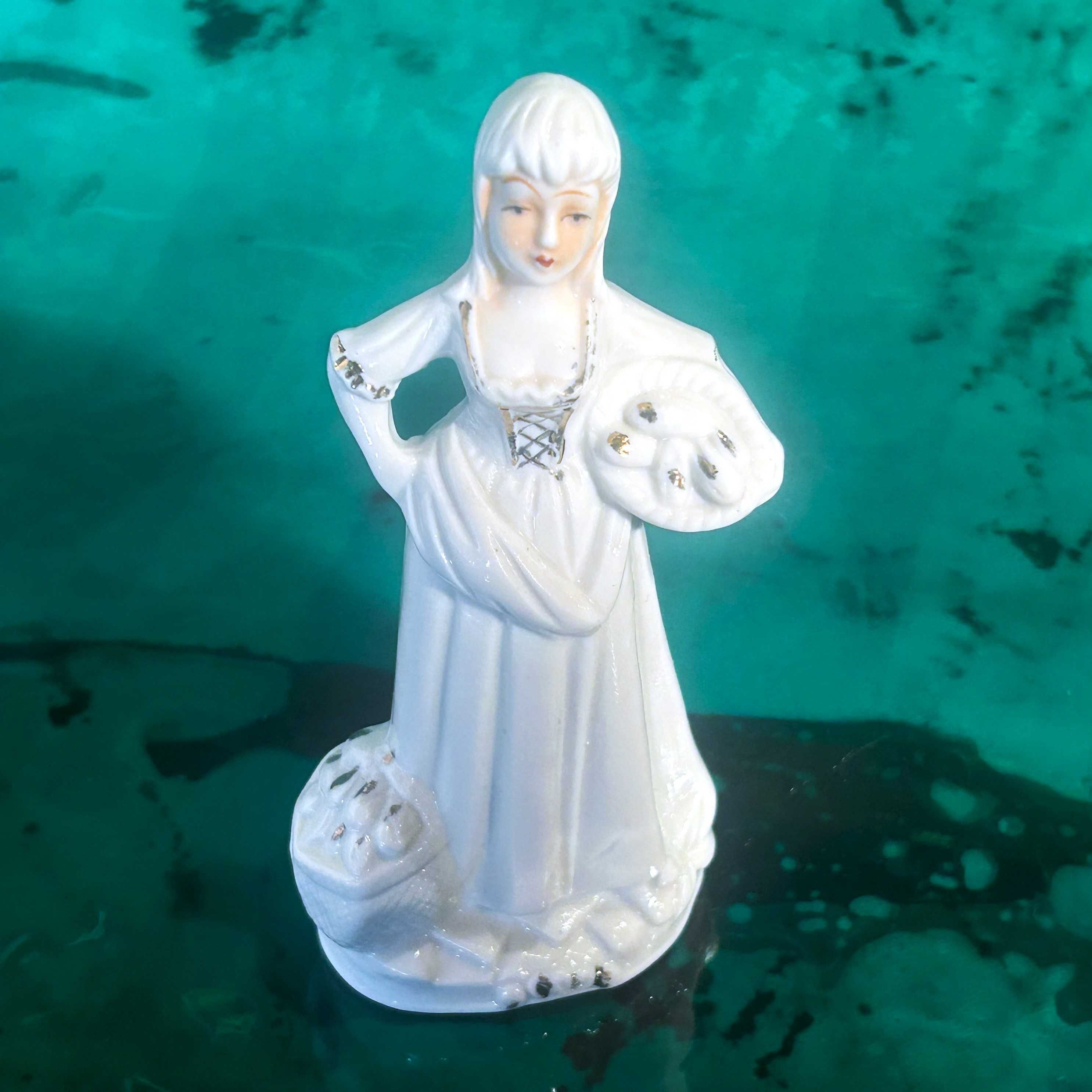 Figurka dziewczyna-dama z koszykiem Biała porcelana