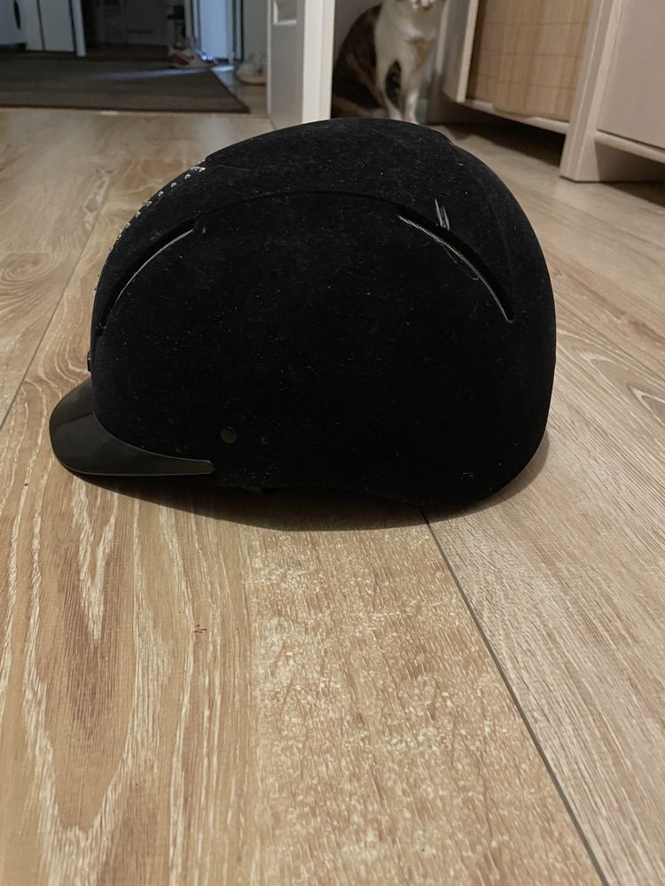 Kask jeździecki pilne