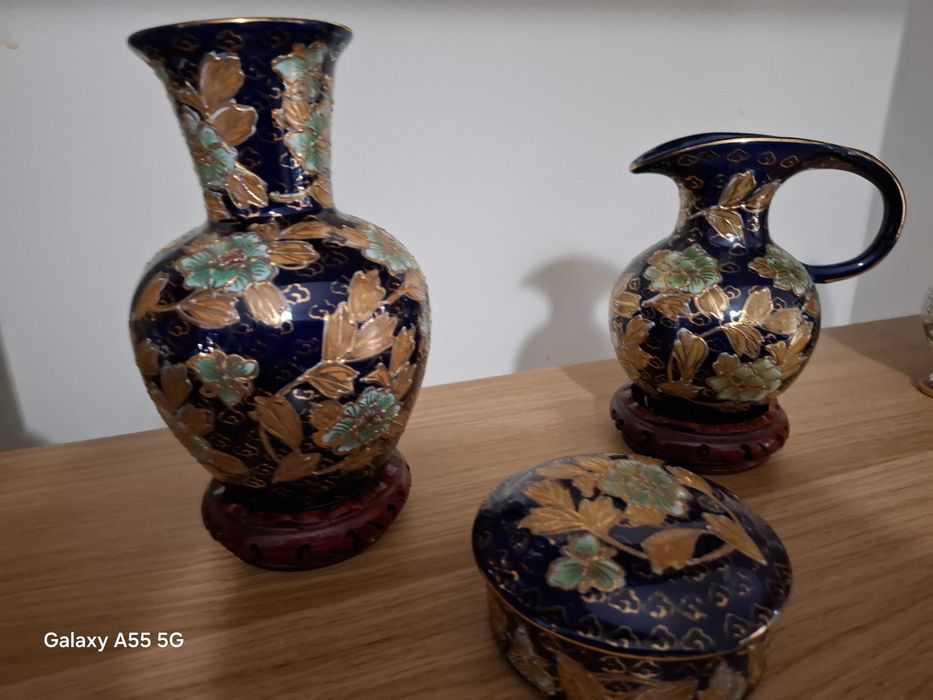 Louças decorativas azul marinho com dourado