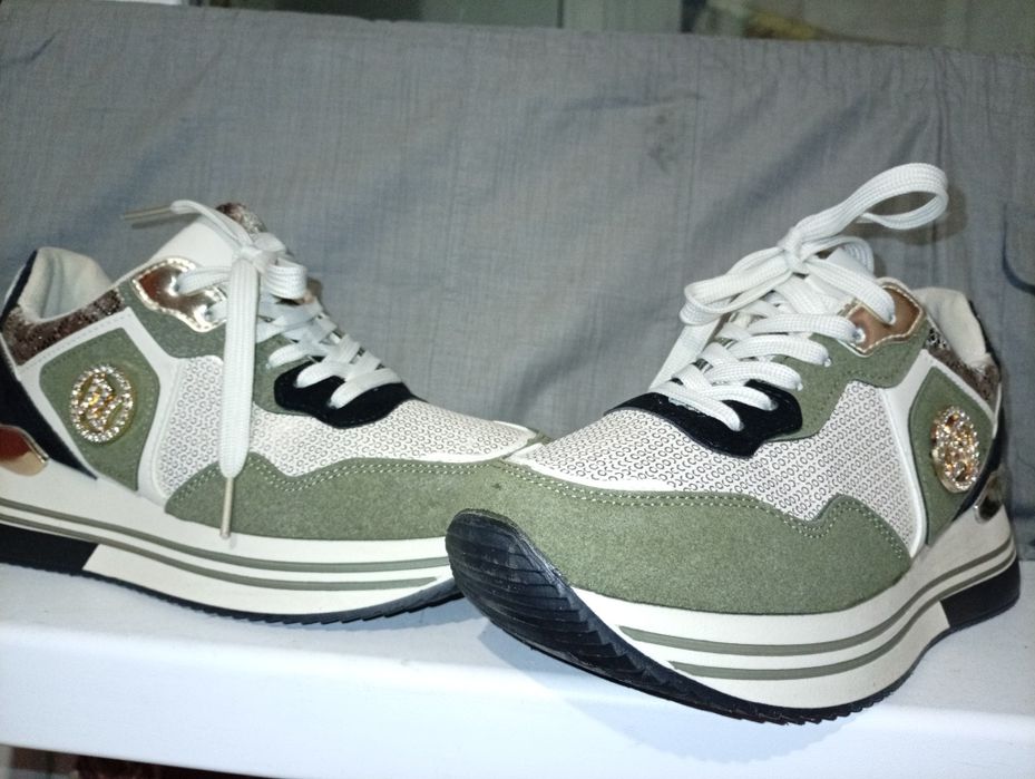 Нові !Кросівки розмір 40 остання пара