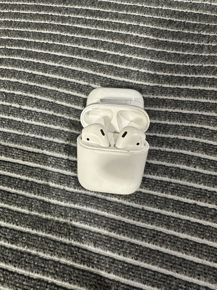 Apple AirPods 2 i Apple AirPods 1