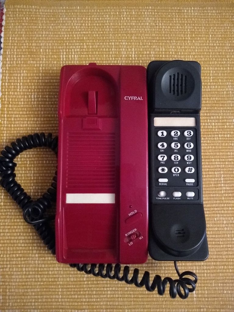 Telefony stacjonarne.