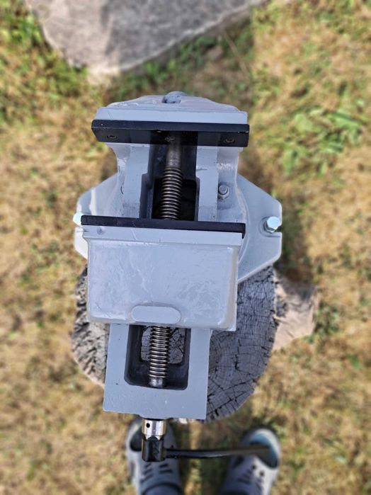 Лещата чугунні, поворотні під градус, щоки 25см.