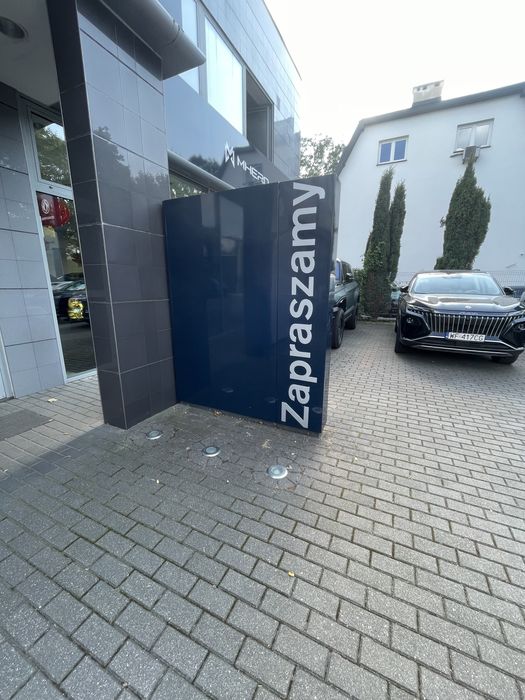 Pylon reklamowy na stalowej ramie
