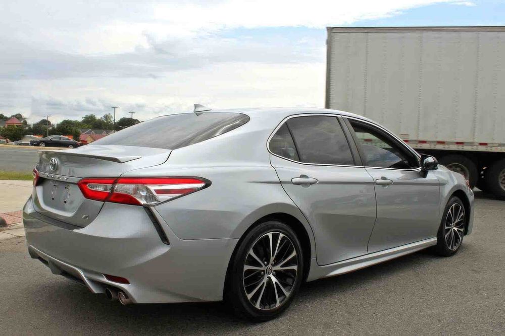 Toyota Camry SE      2020