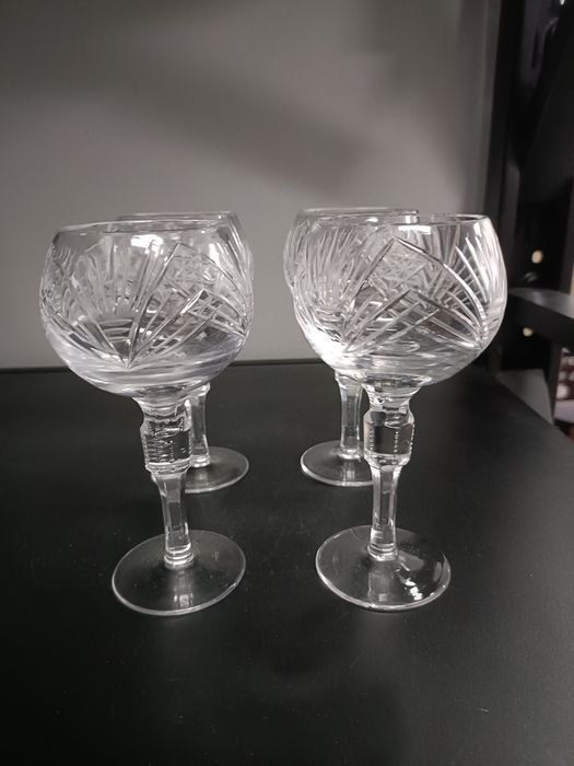 Cztery kryształowe kieliszki