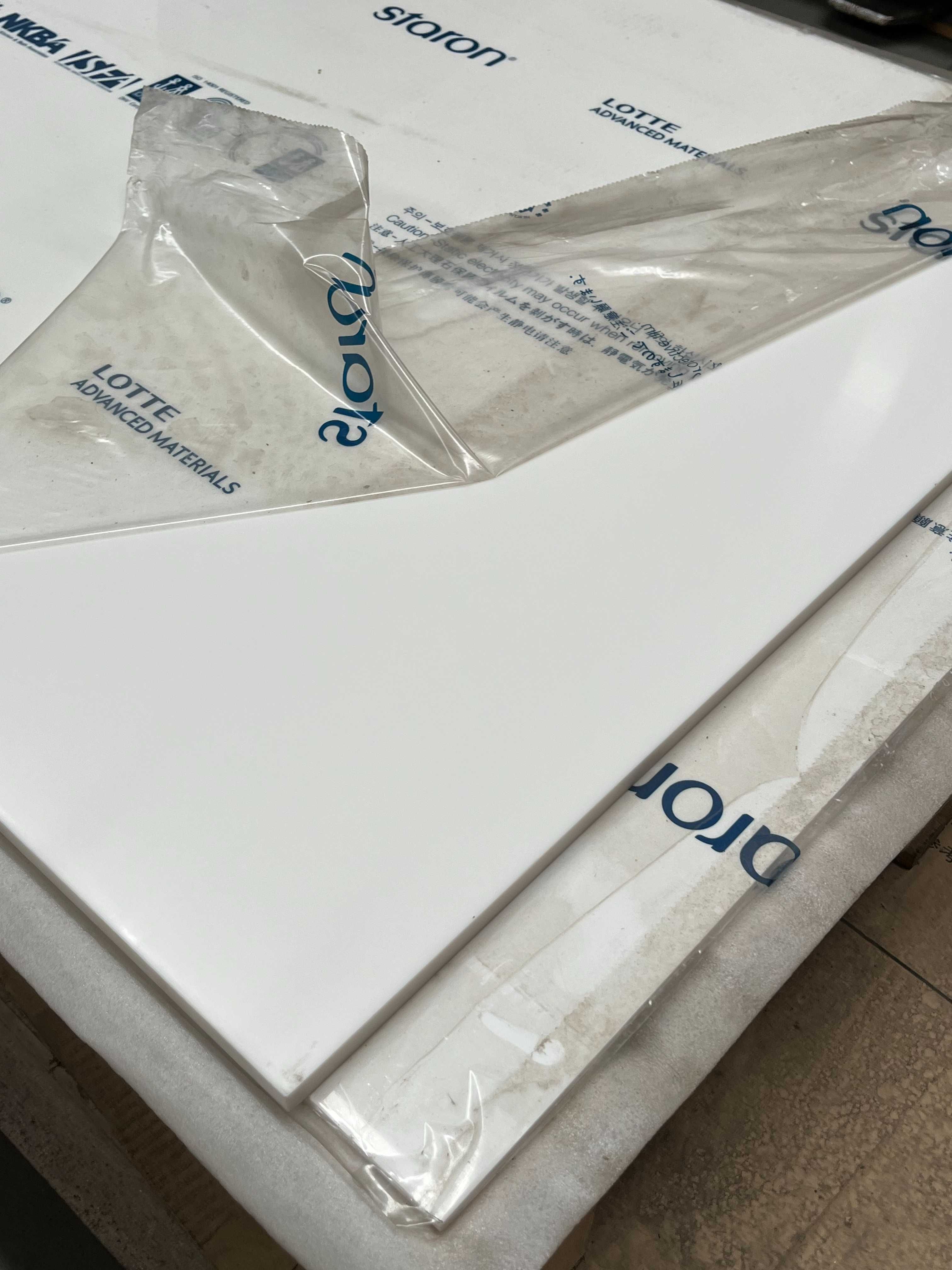 Pedra acrílica STARON SOLID "Pure White"