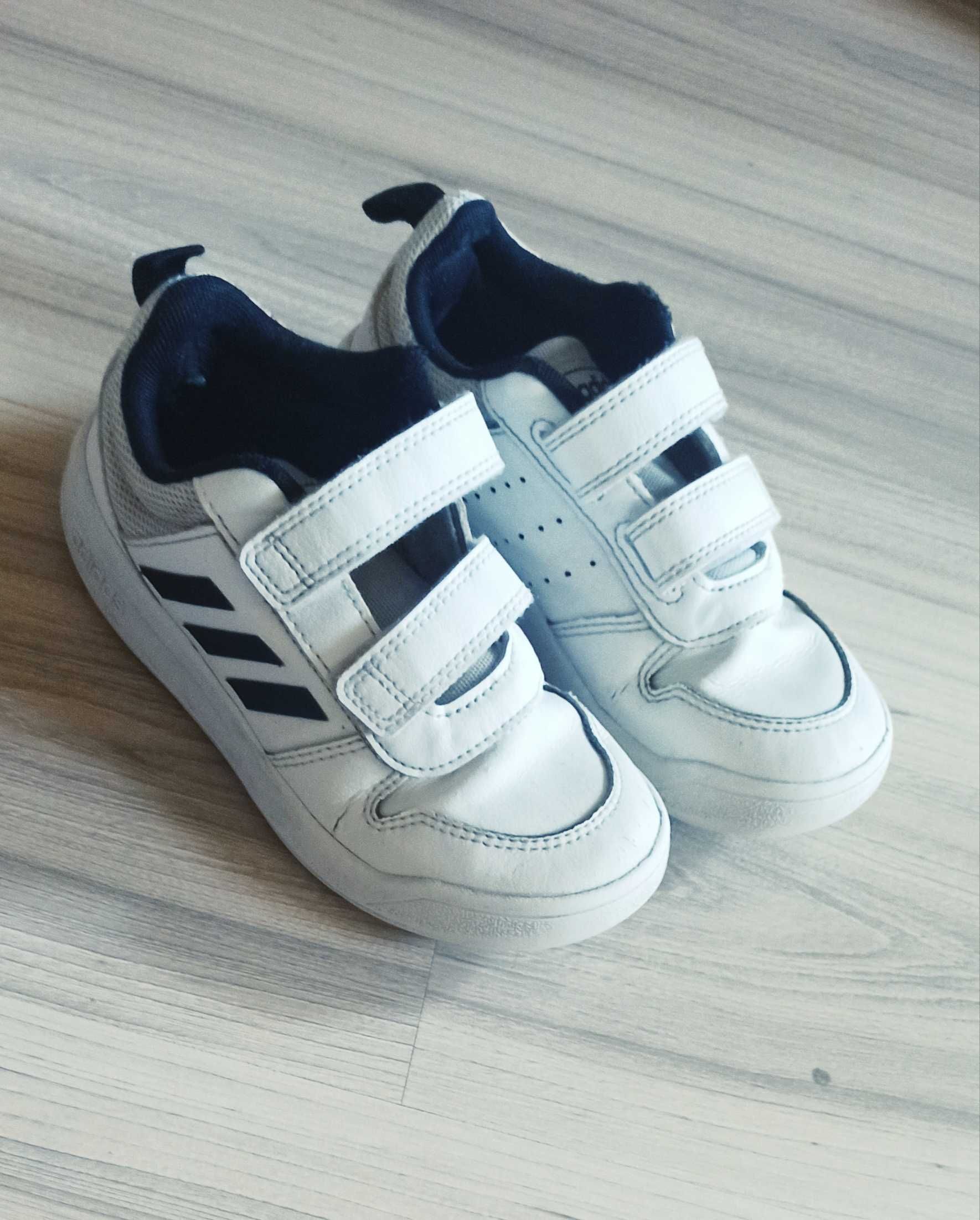 Białe buty Adidas.