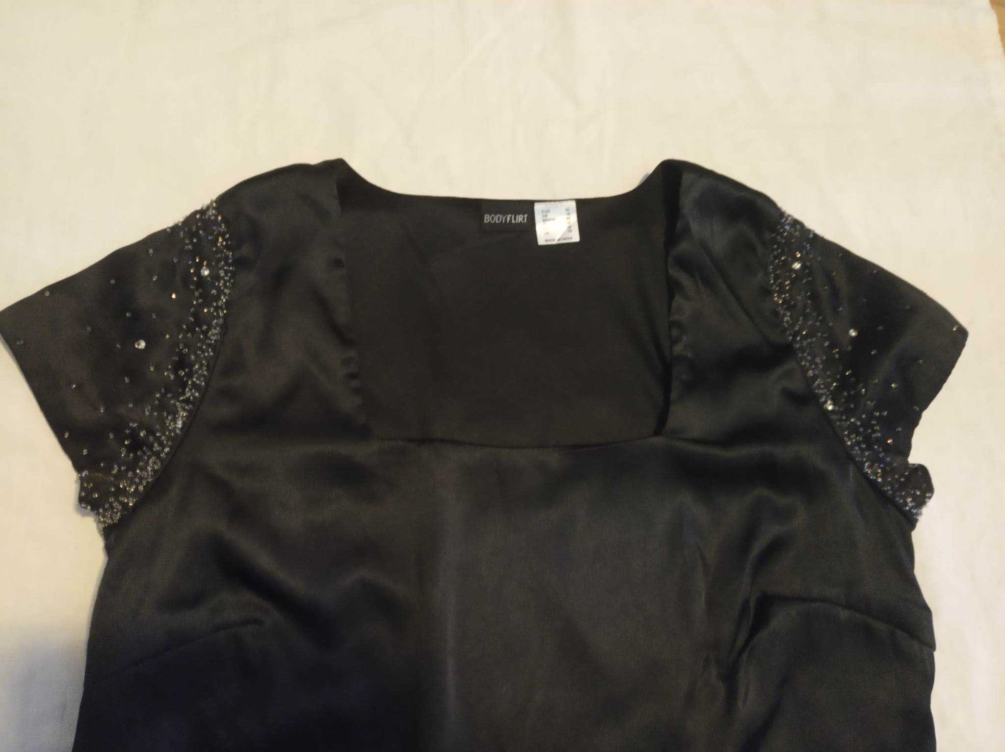 Czarna delikatna sukienka z ozdobnymi rękawami - L/XL - "Body flirt"
