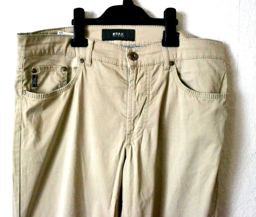Beżowe spodnie materiałowe Chinosy  BRAX