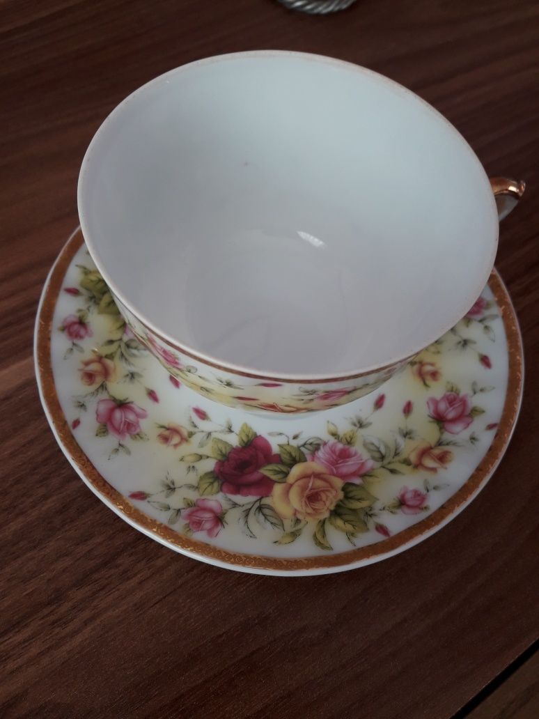 Zestazestaw 6 filiżanek  plus 6 talerzykóww porcelany filiżanki talerz