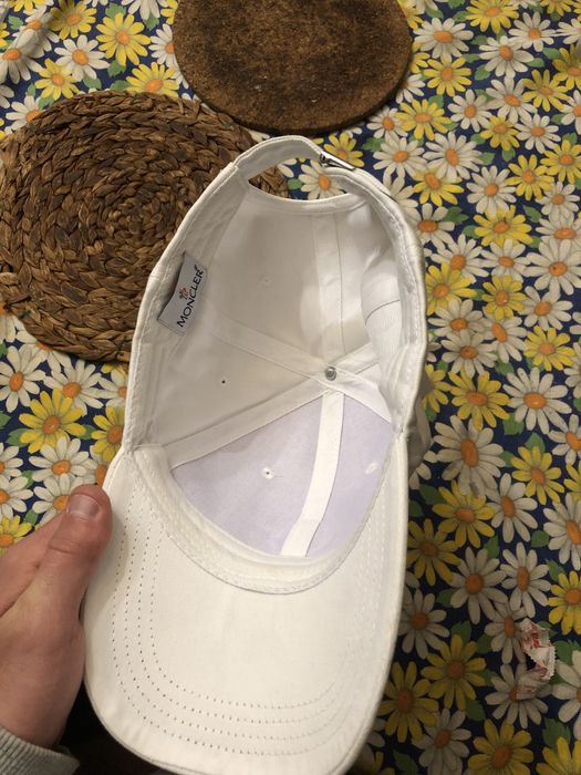 chapeu branco moncler