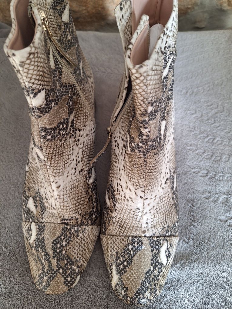Botas em print da Zara