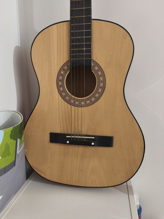 Guitarra com marcas de uso