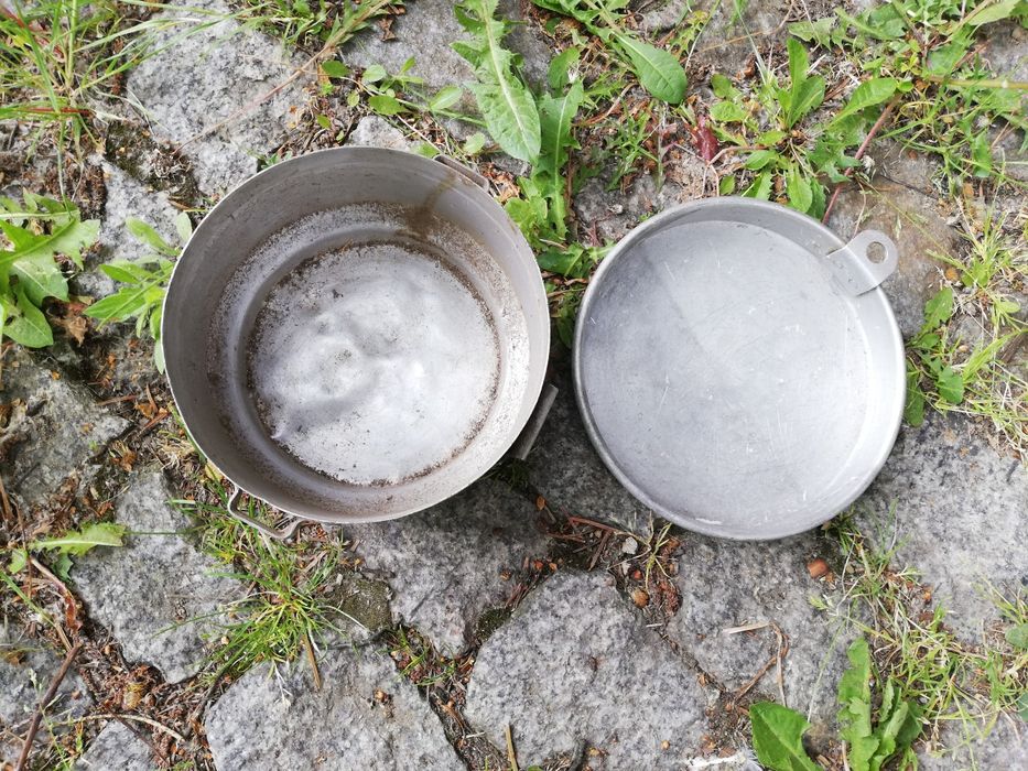 Menażka turystyczna, menażka z uchwytami i pokrywką z sygnaturą