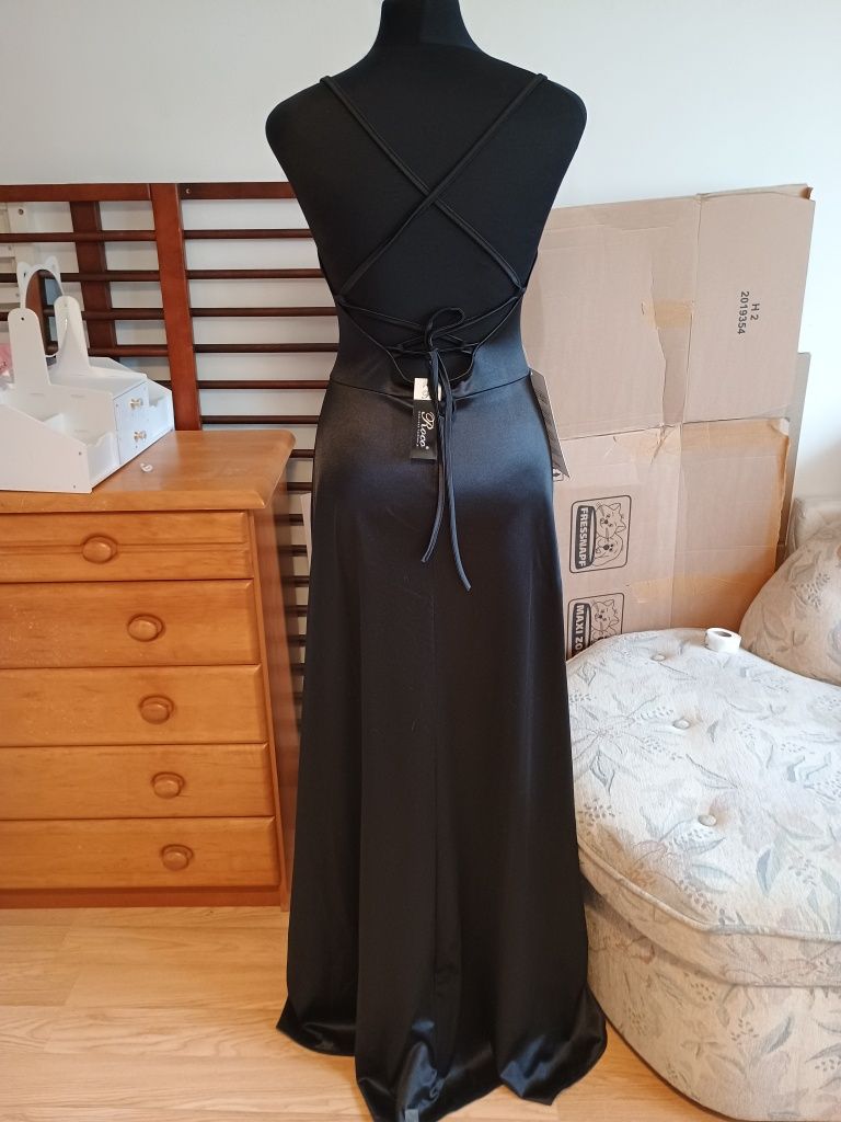 Czarna satynowa sukienka maxi z wiązaniem na plecach