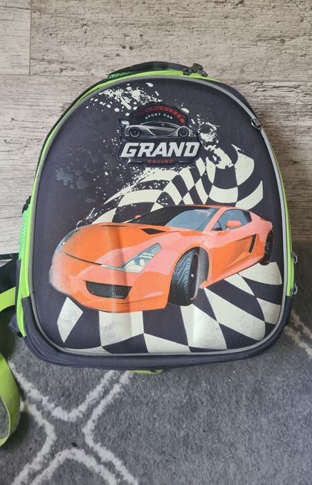 Шкільний рюкзак, портфель